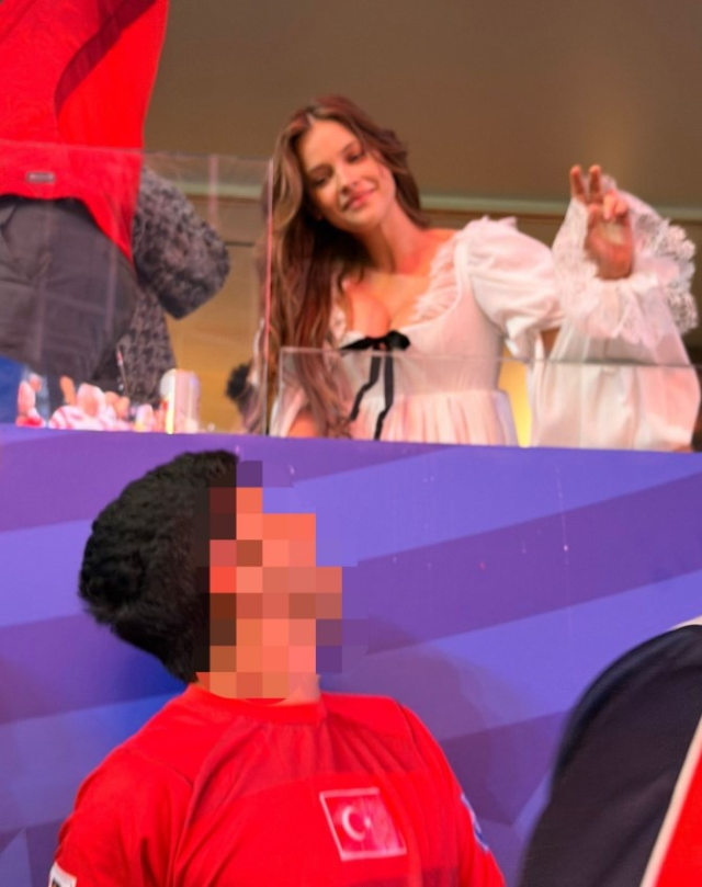 ABD-Türkiye maçına Barbara Palvin'in Türk taraftarla çekildiği fotoğraf damga vurdu