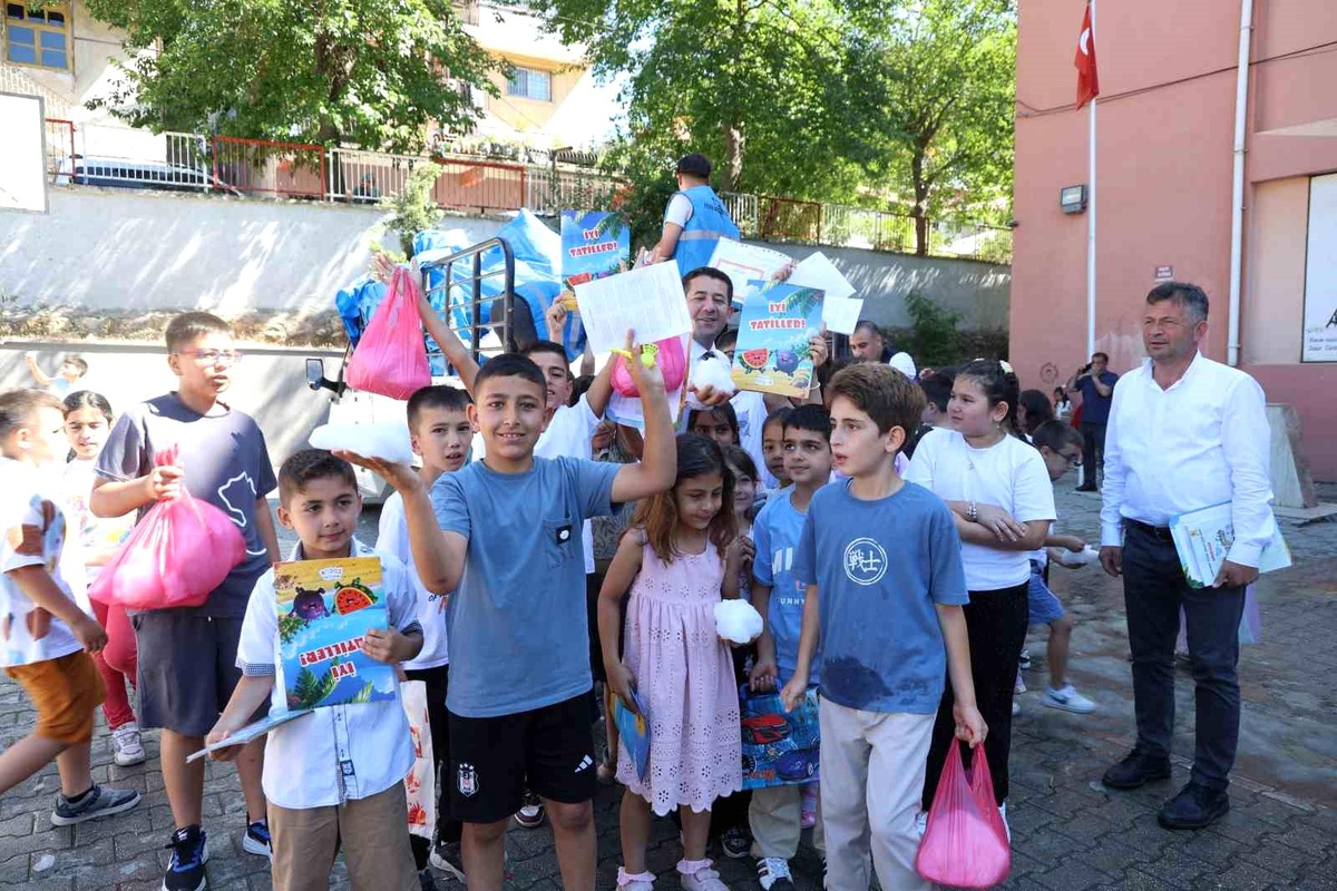 Adana sıcağında öğrencilere buz gibi karne hediyesi