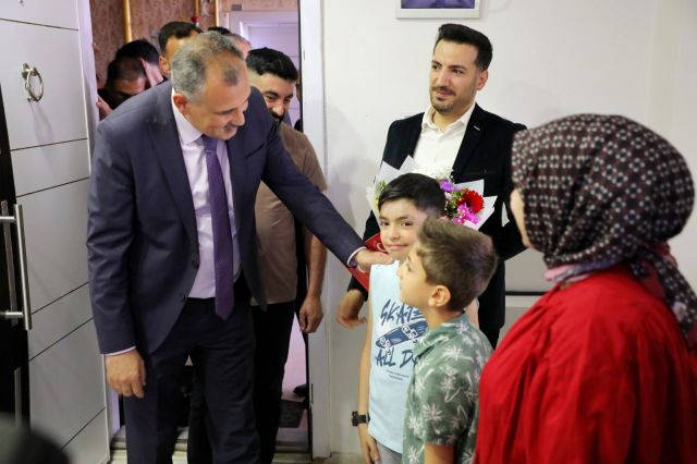 Ağrı Valisi Bozkurt evde eğitim gören öğrencinin karne sevincine ortak oldu