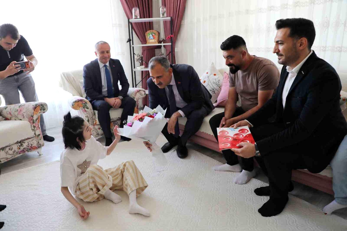 Vali\'den evde eğitim gören öğrenciye karne ziyareti