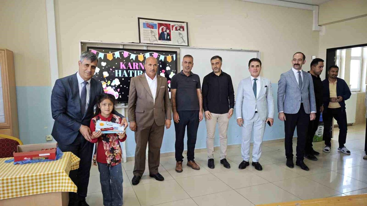 Ahlat\'ta 12 Bin Öğrenci Karnelerini Aldı