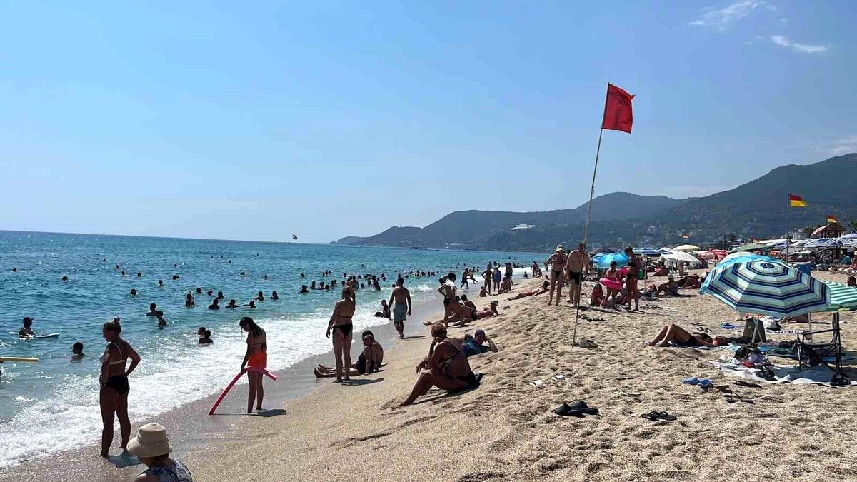 Alanya Sahilleri Yaz Sıcaklarıyla Dolup Taştı