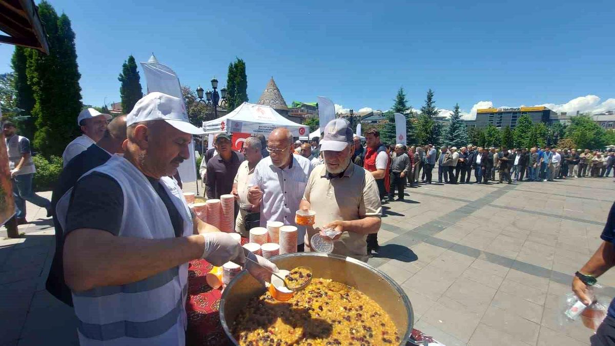Aşure dağıtımında yoğunluk