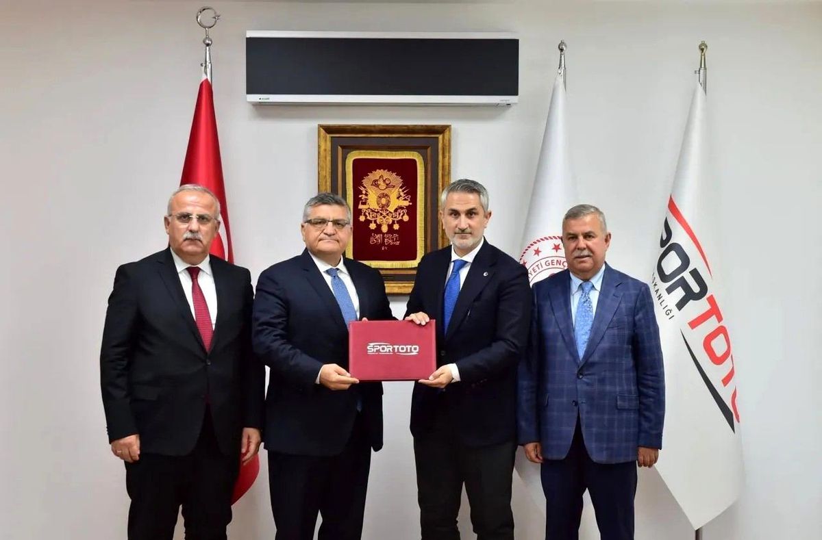 Ayancık\'a Modern Yüzme Havuzu