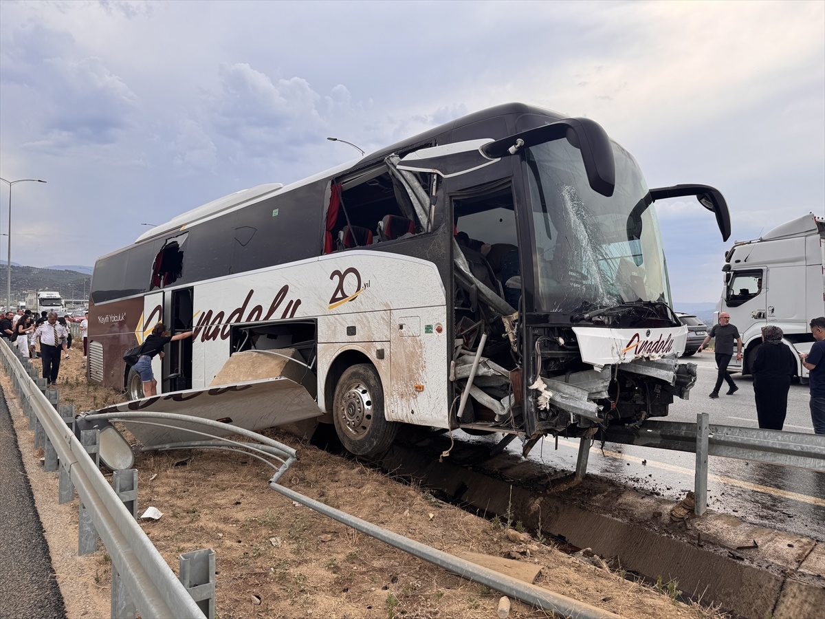 Aydın\'da Otobüs ile Otomobil Çarpıştı