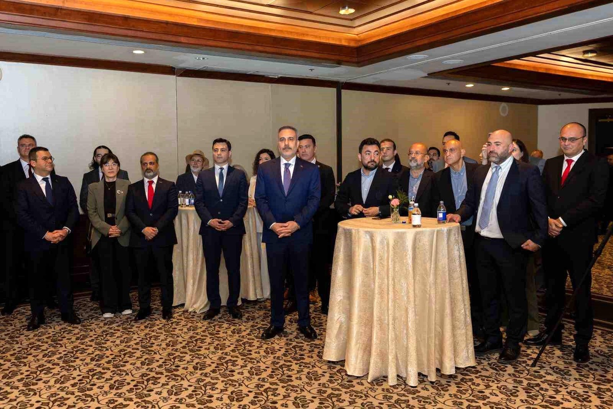 Hakan Fidan Toronto\'da Türk İş Adamlarıyla Buluştu