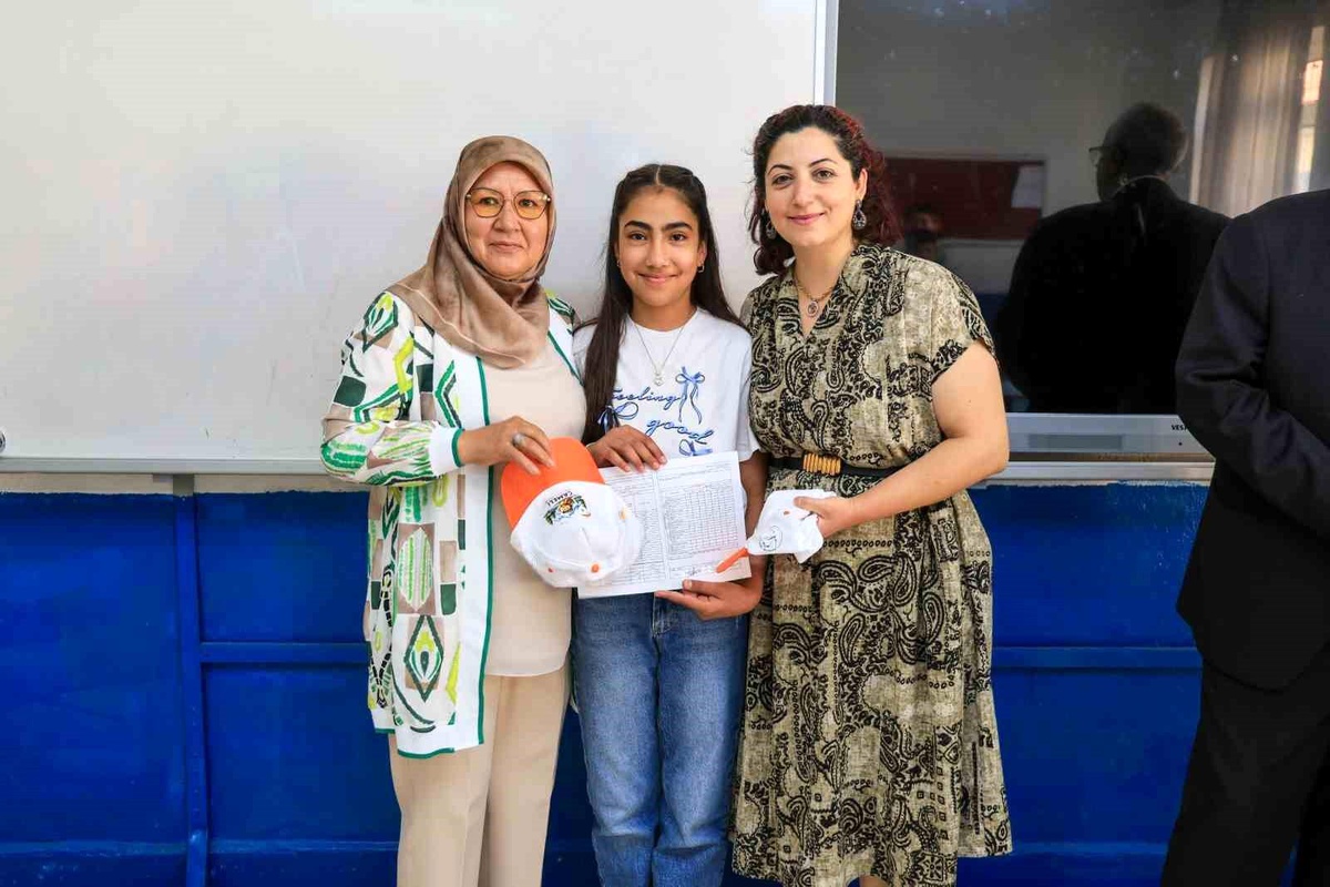 Başkan Arslan öğrencilerin karne heyecanına ortak oldu