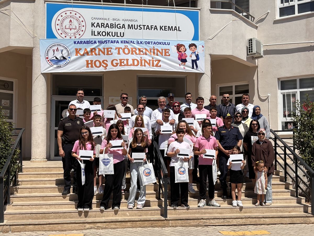 Biga\'da 14 Bin Öğrenci Karnelerini Aldı
