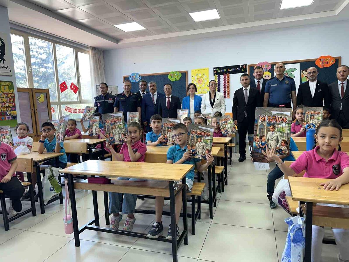 Burdur\'da Öğrenciler Karnelerini Aldı