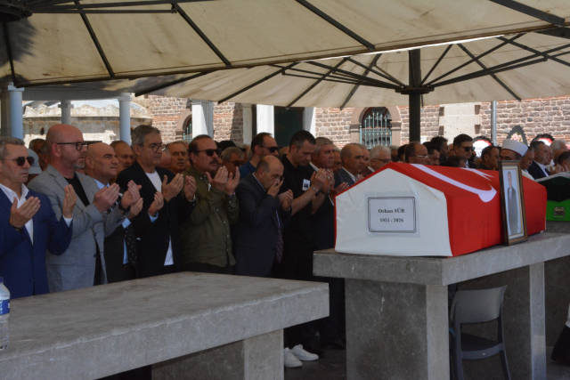 CHP’de kriz cenazeye de taşındı: Tek parti, iki genel başkan çelengi