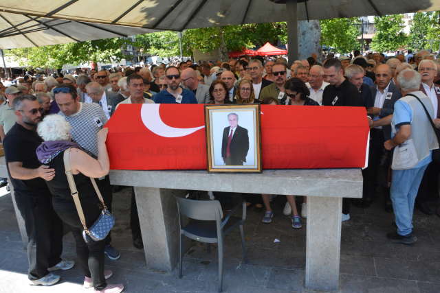 CHP’de kriz cenazeye de taşındı: Tek parti, iki genel başkan çelengi