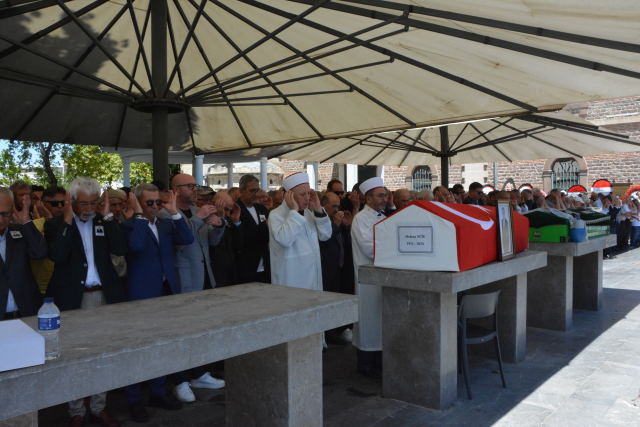 CHP’de kriz cenazeye de taşındı: Tek parti, iki genel başkan çelengi