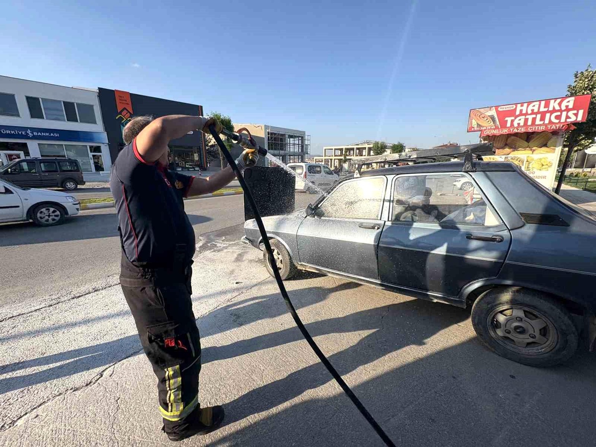 Çorum\'da otomobilde çıkan yangını vatandaşlar söndürdü