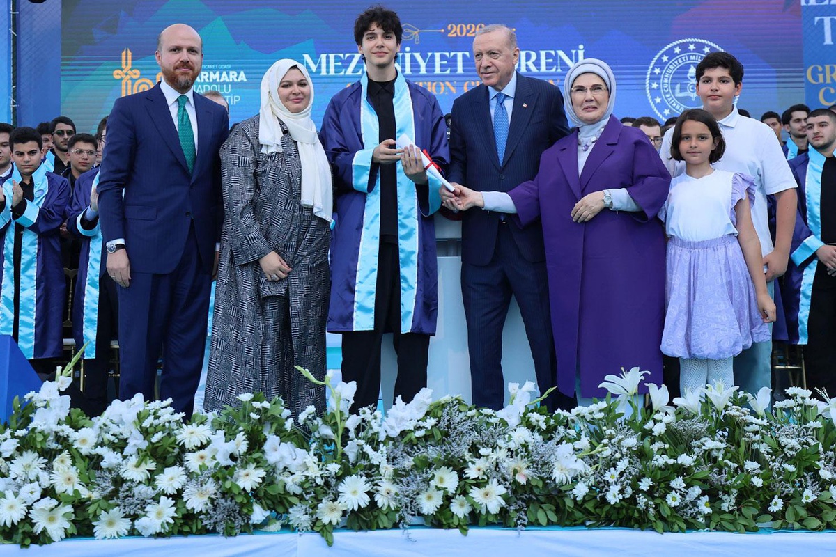 Cumhurbaşkanı Erdoğan\'ın torunu Ömer Tayyip mezun oldu! Diplomasını bizzat kendi verdi