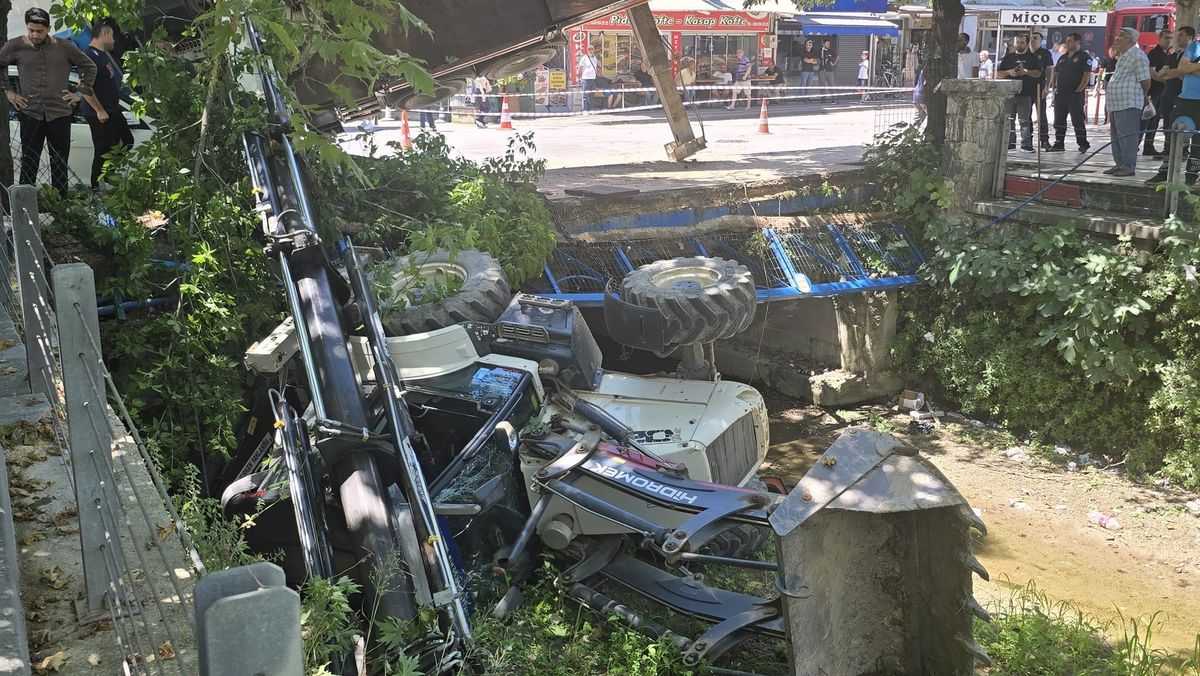 Mudanya\'da Kaza: Vinç Köprüden Düştü