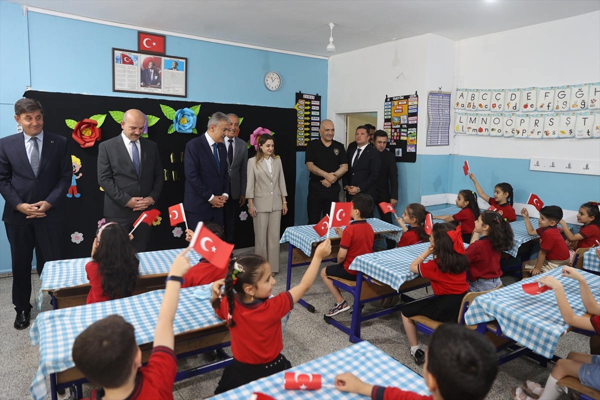Öğrencilere Karne Sevinci