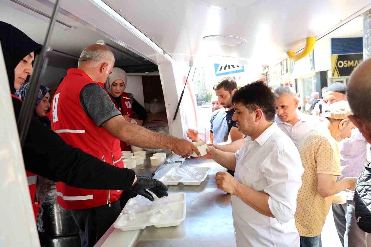 Kızılay Elazığ\'da Aşure İkramı
