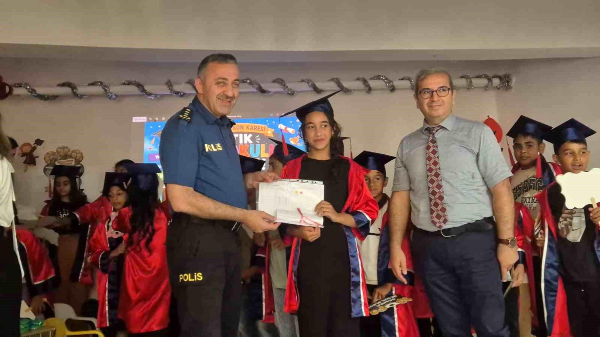 Öğrencilerin Karne Sevinci Tekirdağ\'da Kutlandı