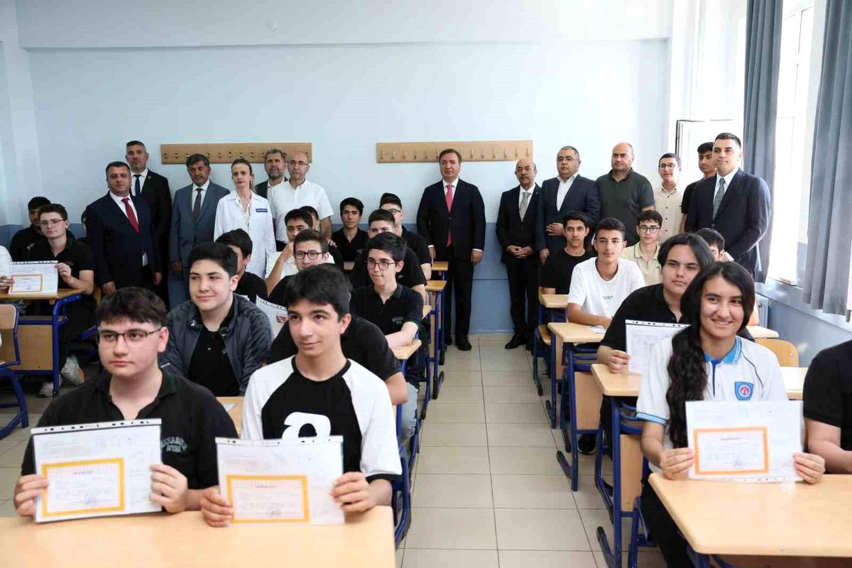 Erzincan\'da 41 bin 526 öğrenci karne heyecanı yaşadı