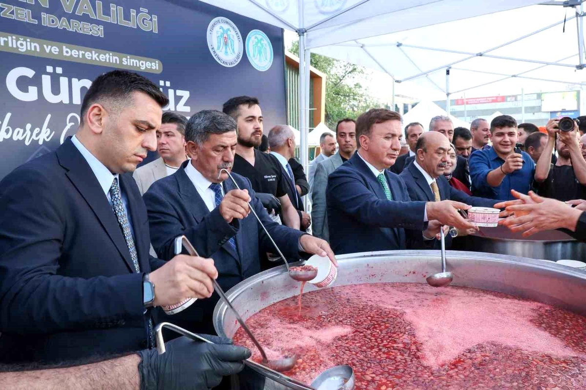 Erzincan\'da vatandaşlara aşure ikram edildi