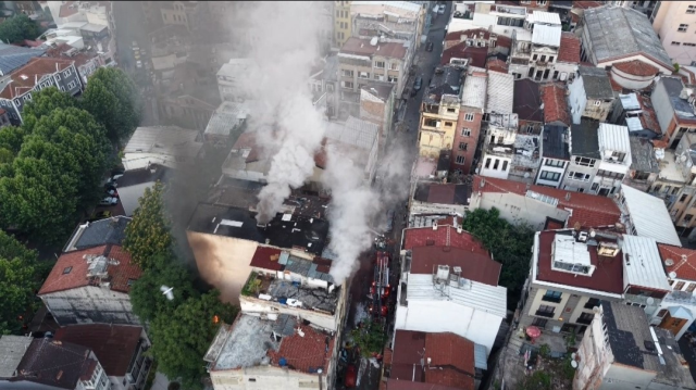 Fatih'te 5 katlı iş hanında yangın: 1 yaralı