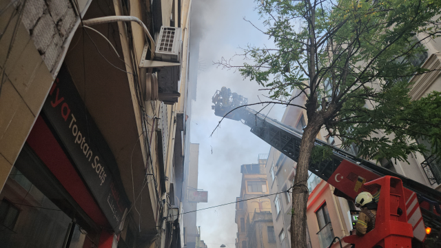 Fatih'te 5 katlı iş hanında yangın: 1 yaralı