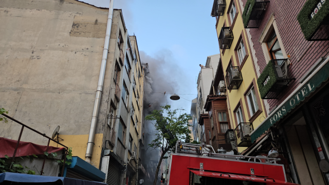 Fatih'te 5 katlı iş hanında yangın: 1 yaralı