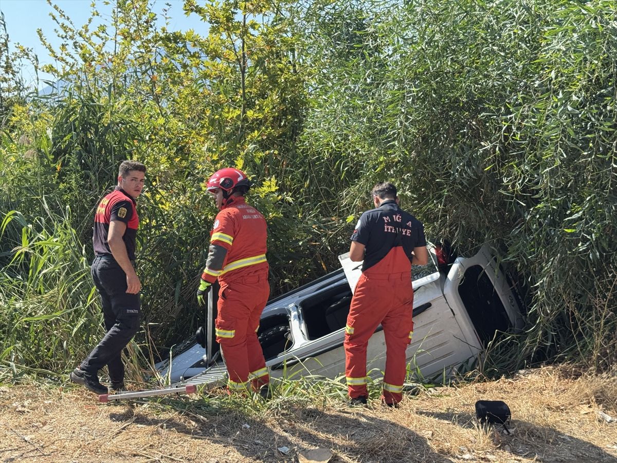 Fethiye\'de Hafif Ticari Araç Dereye Devrildi
