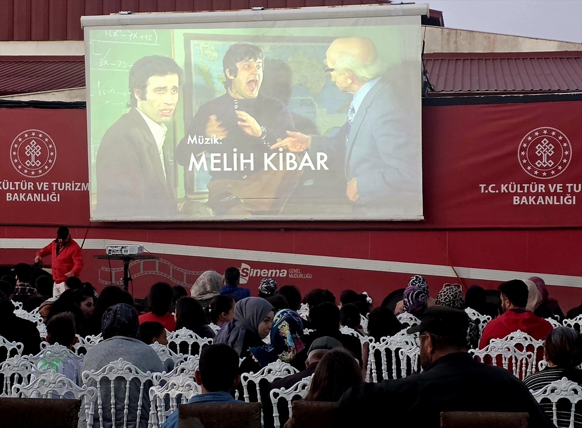 Hafik\'te Gezen Sinema Tırı ile Açık Hava Keyfi