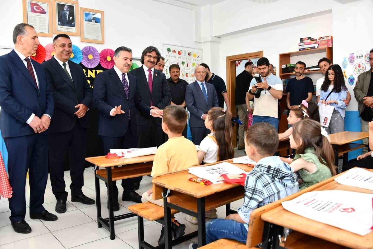 Gümüşhane\'de 17 bin 183 öğrenci karne sevinci yaşadı