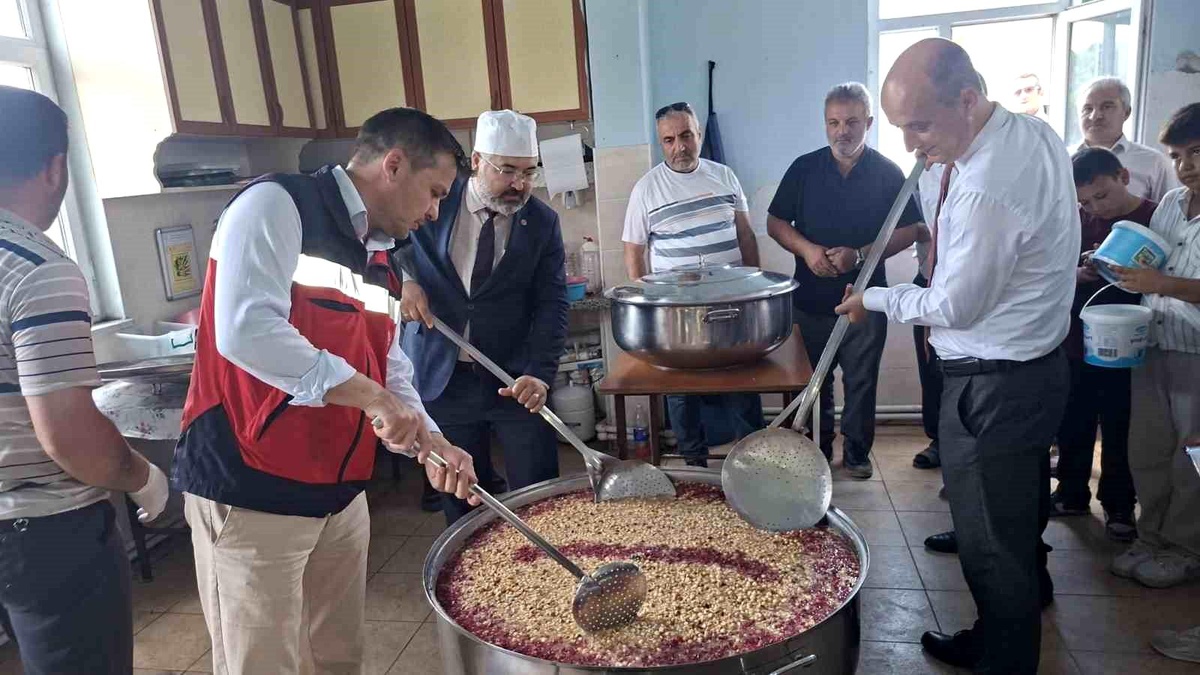 Hisarcık\'ta 16 Yıllık Aşure Geleneği