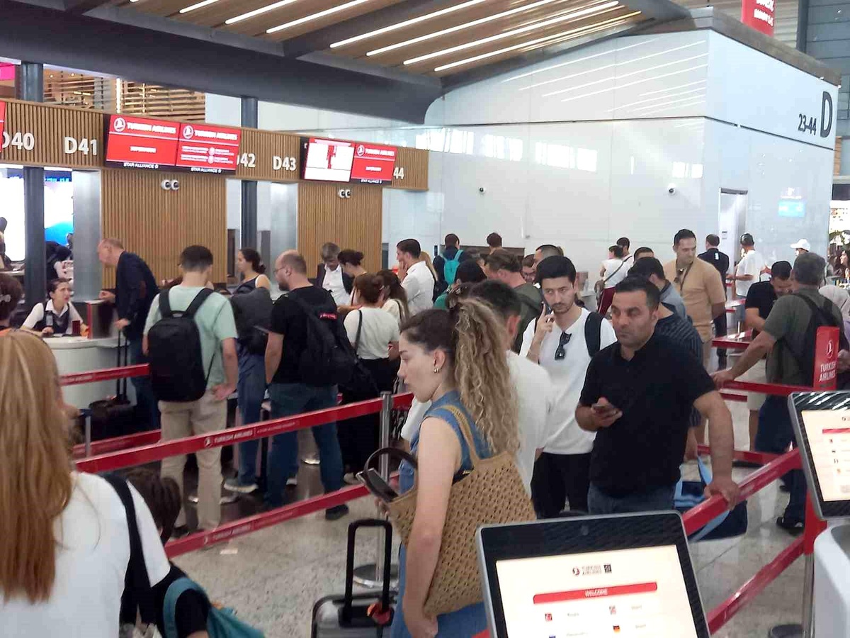 Yaz Tatili İçin Havalimanında Yoğunluk