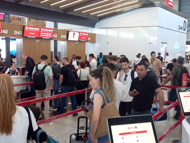 Yaz Tatili İçin Havalimanında Yoğunluk
