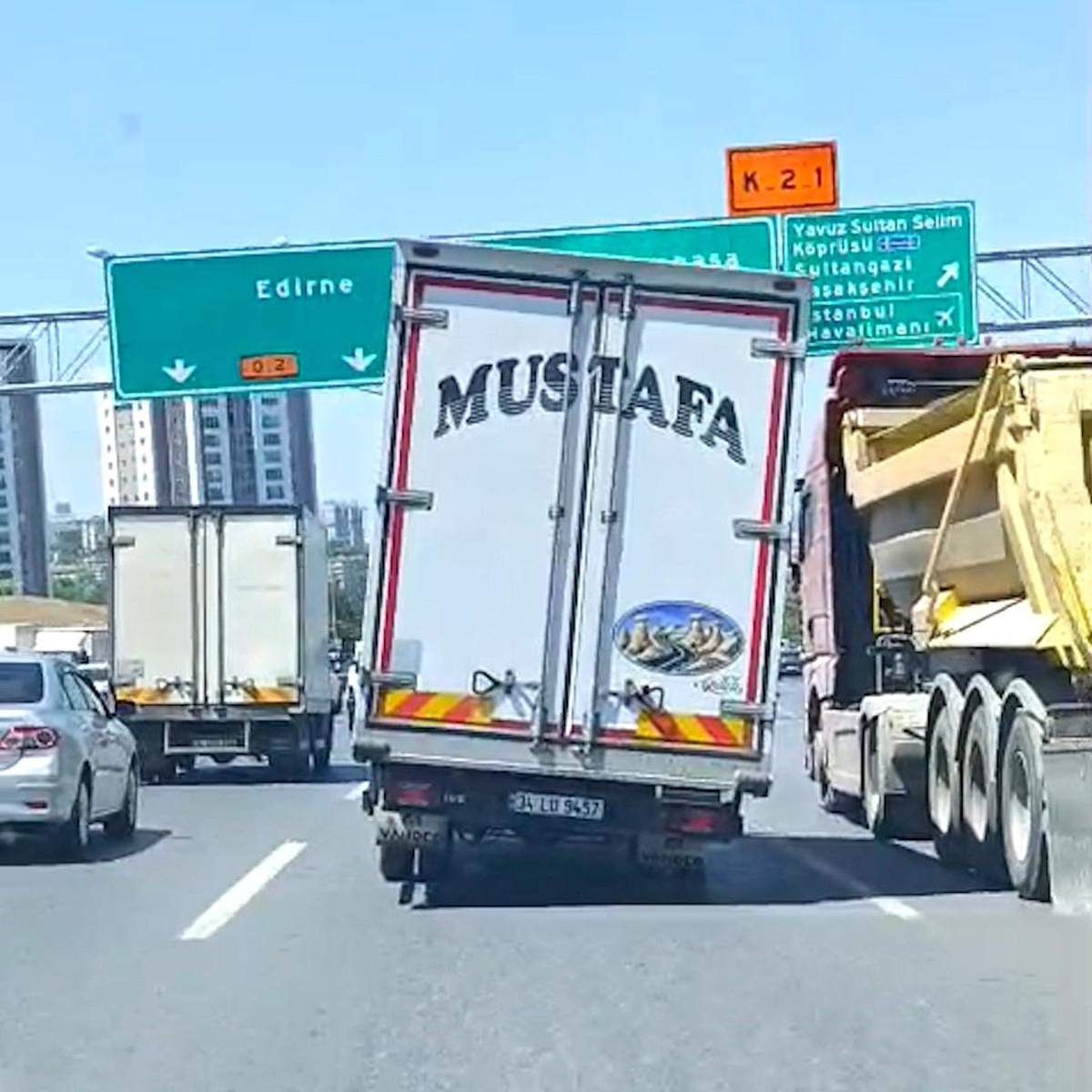 Eğik Seyreden Kamyon Trafiği Tehdit Etti