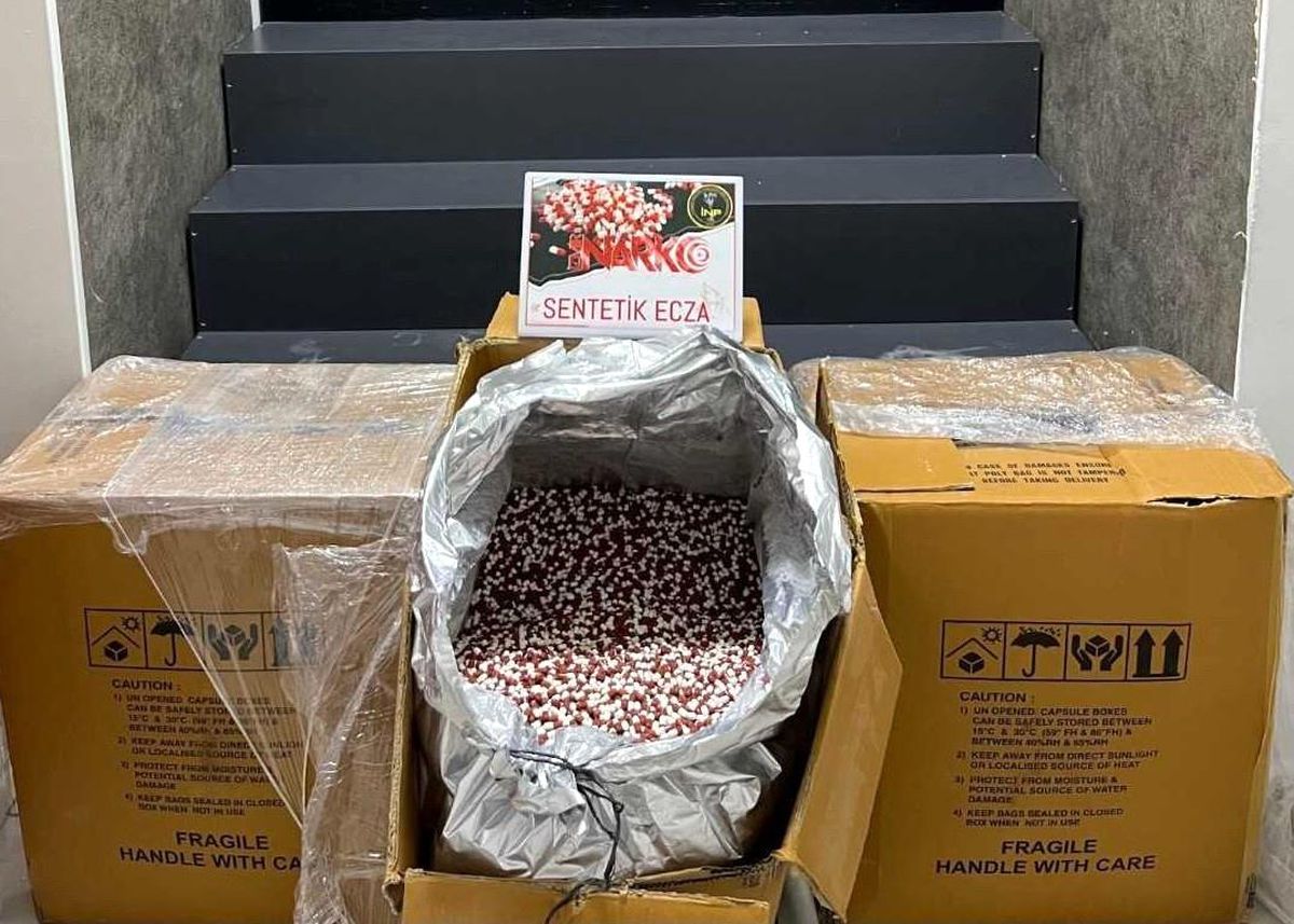 İzmir\'de 300 bin uyuşturucu hap ele geçirildi, 2 tutuklama