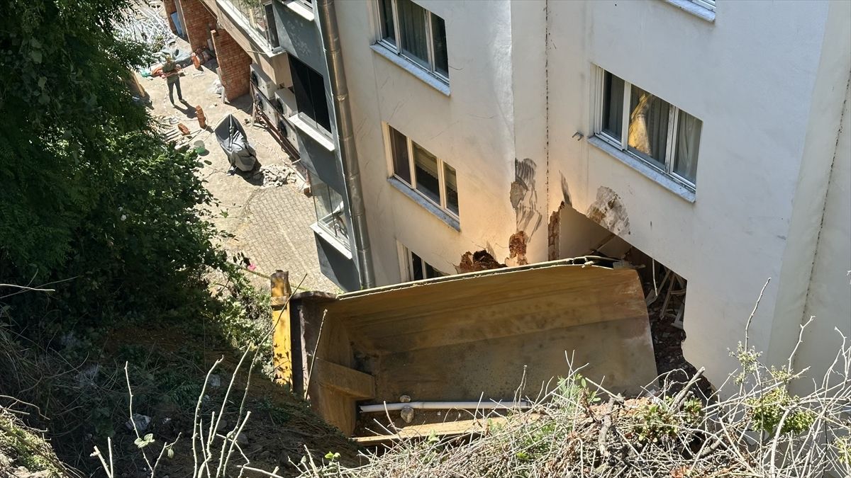 Tirebolu\'da Kamyon Apartmana Çarptı: 2 Yaralı