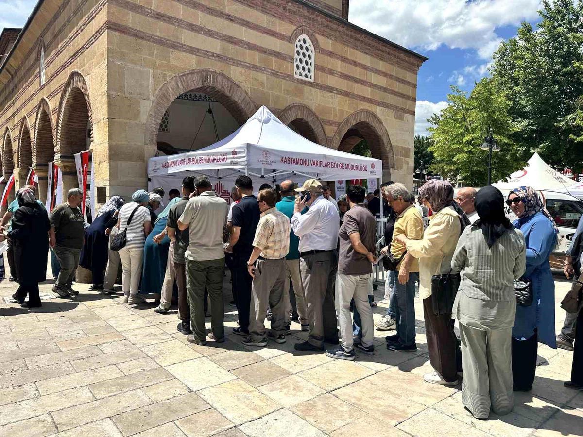 Kastamonu\'da binlerce vatandaşa aşure ikramı
