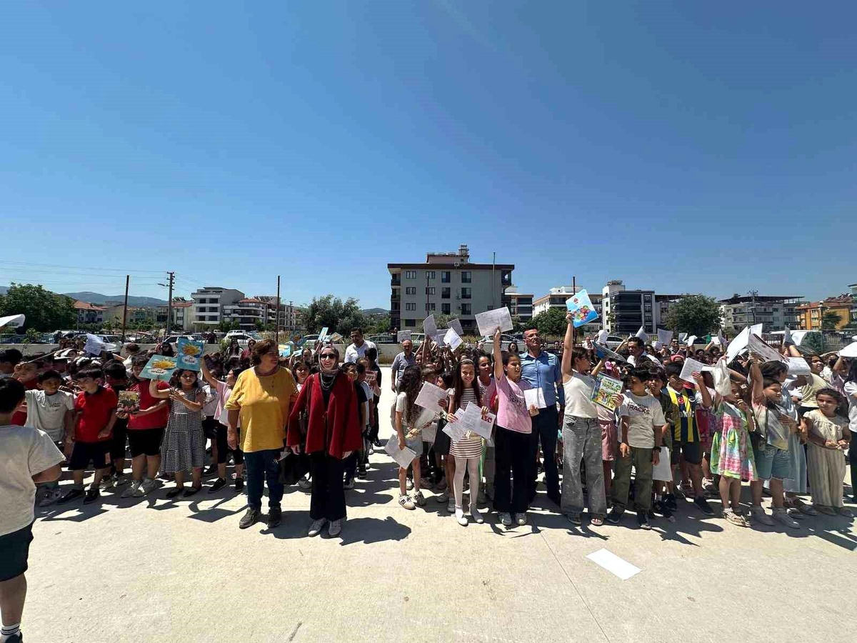 Sarıgöl\'de Karne Dağıtım Töreni