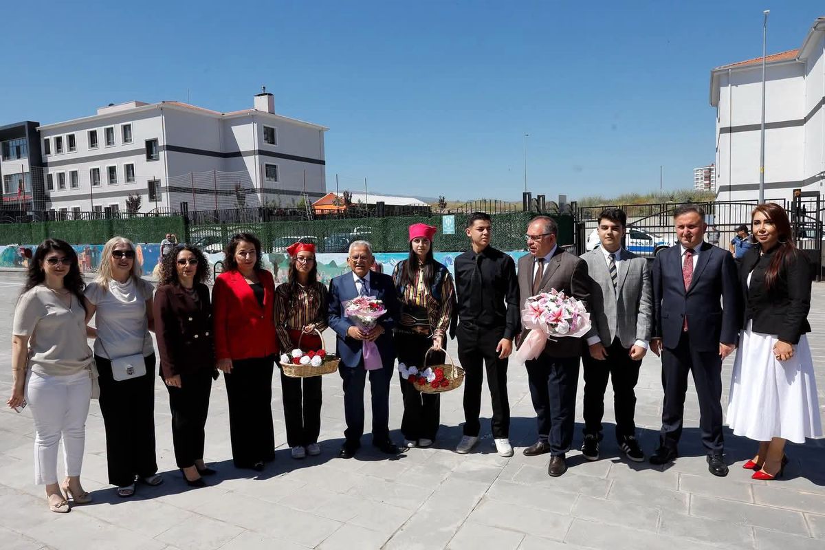 Kayseri\'de protokol, öğrencilerin karne heyecanına ortak oldu