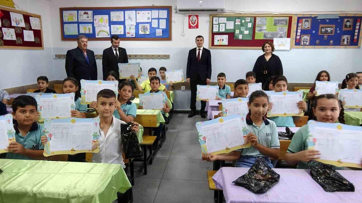 Kilis\'te Öğrencilere Karne Sevinci