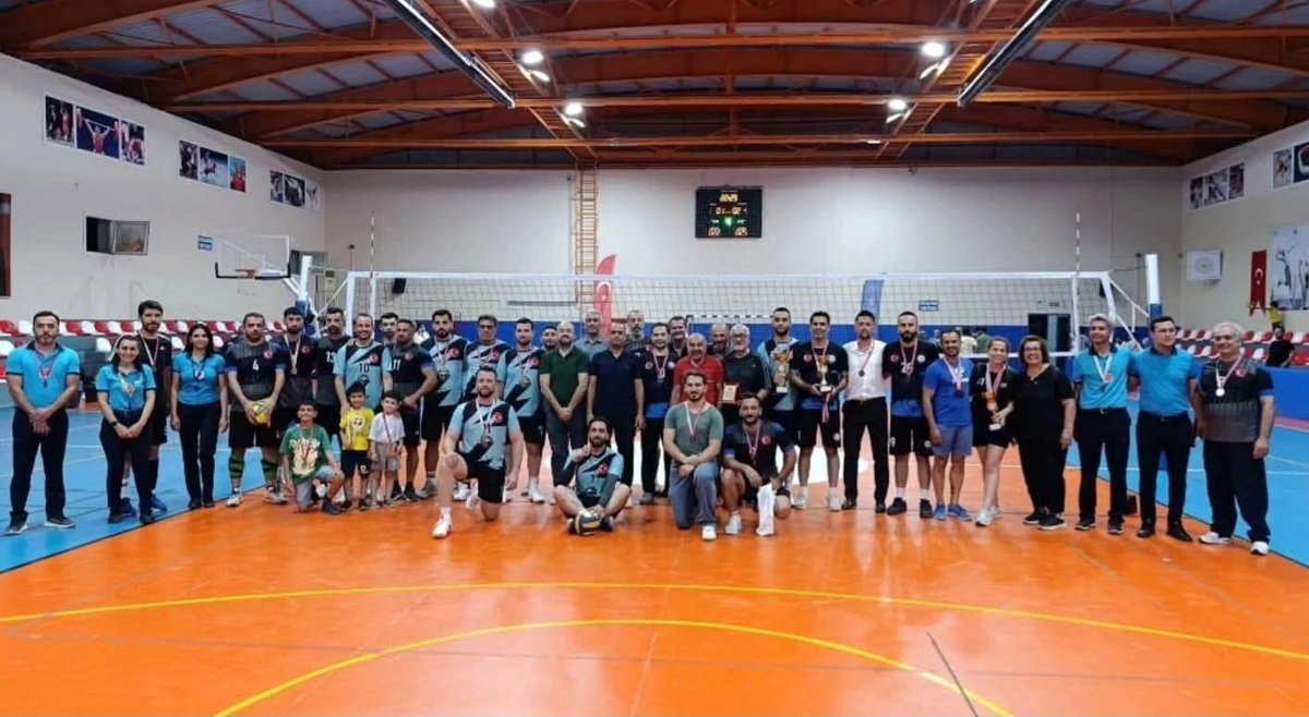 Kırıkhan MEM voleybol turnuvasında şampiyon oldu