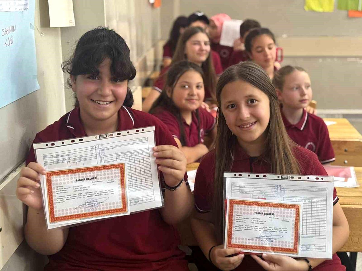 Kırklareli\'de 53 Bin Öğrenci Karnelerini Aldı