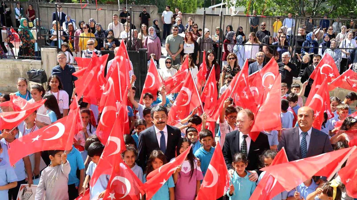 Kırşehir\'de Karneler Dağıtıldı