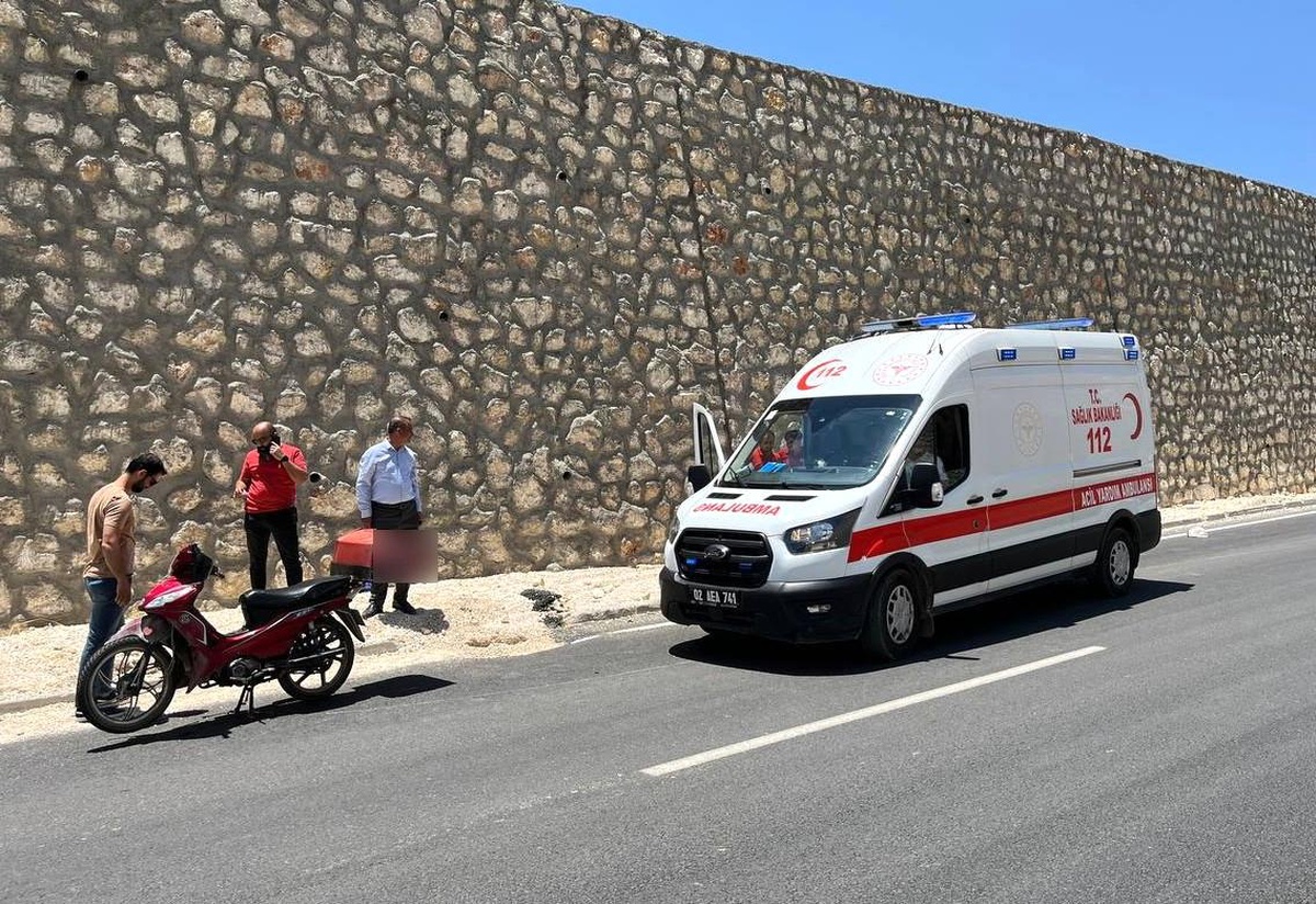 Besni\'de Motosiklet Devrildi, Sürücü Yaralandı