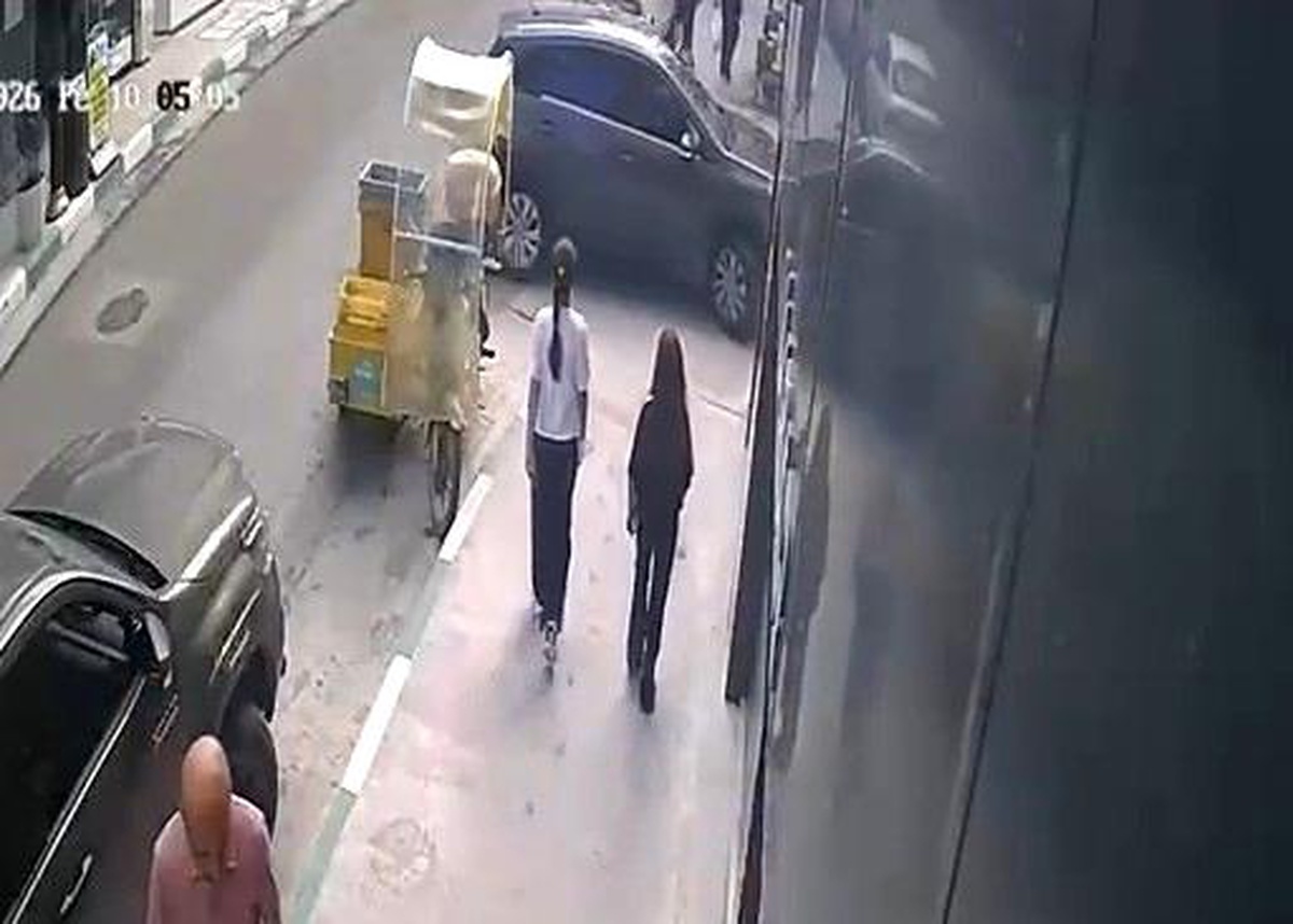 Kontrolden çıkan otomobil duvara çarparak durdu