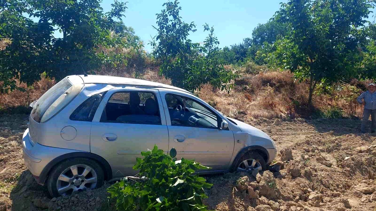 İnegöl\'de Otomobil Bahçeye Uçtu: 4 Yaralı