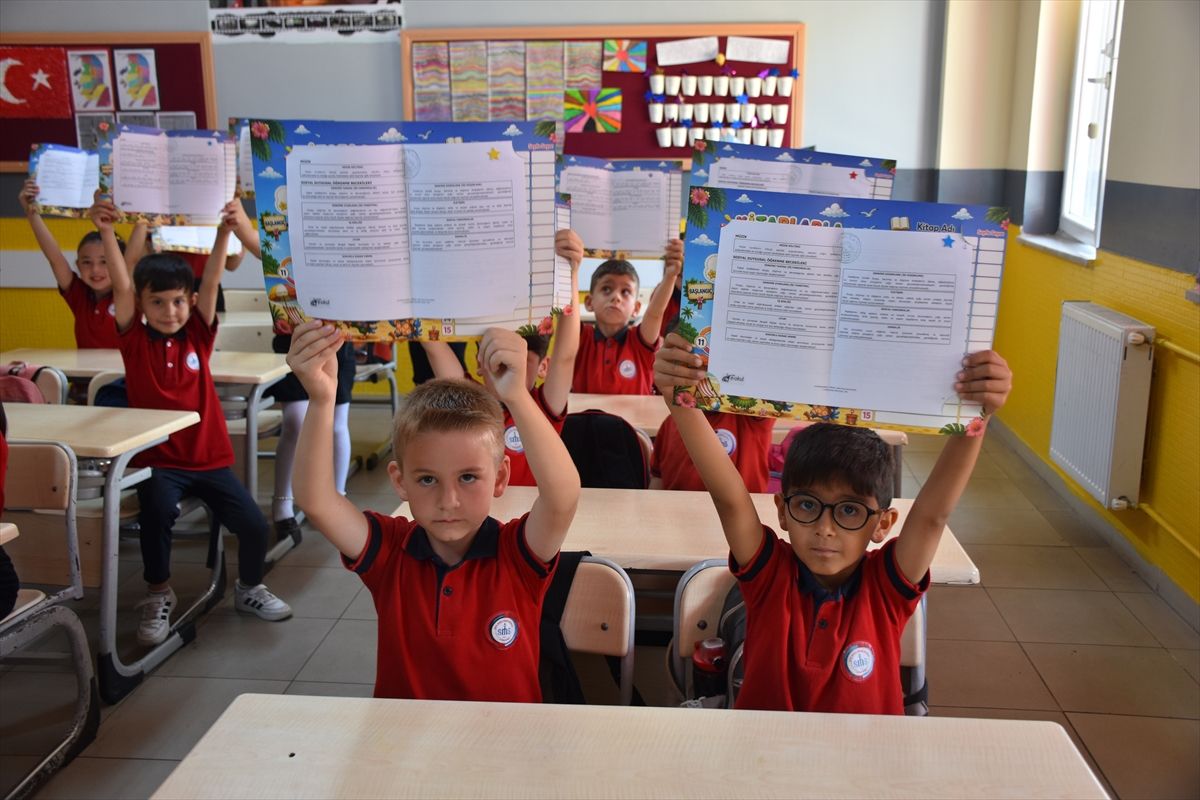 Konya ve çevre illerde öğrenciler karne heyecanı yaşadı