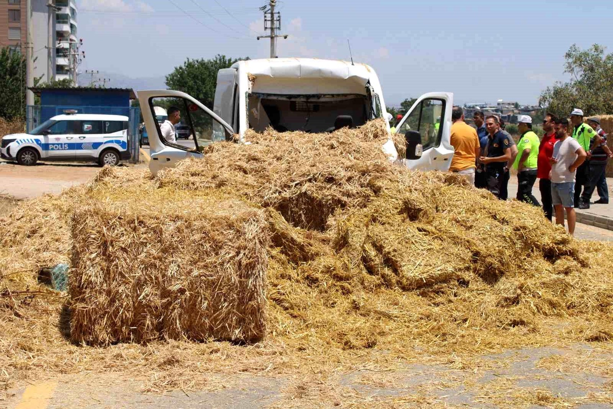 Köprü Altında Saman Yükü Devrildi