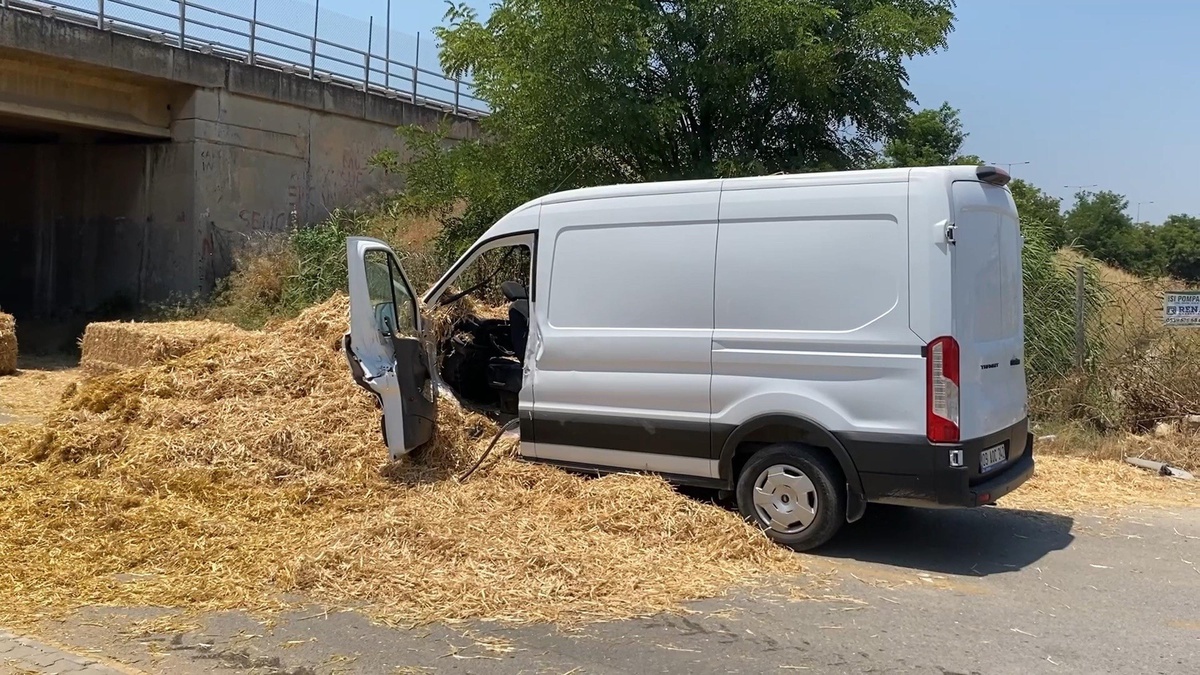 Aydın\'da köprüye takılan TIR, minibüse saman balyası düşürdü