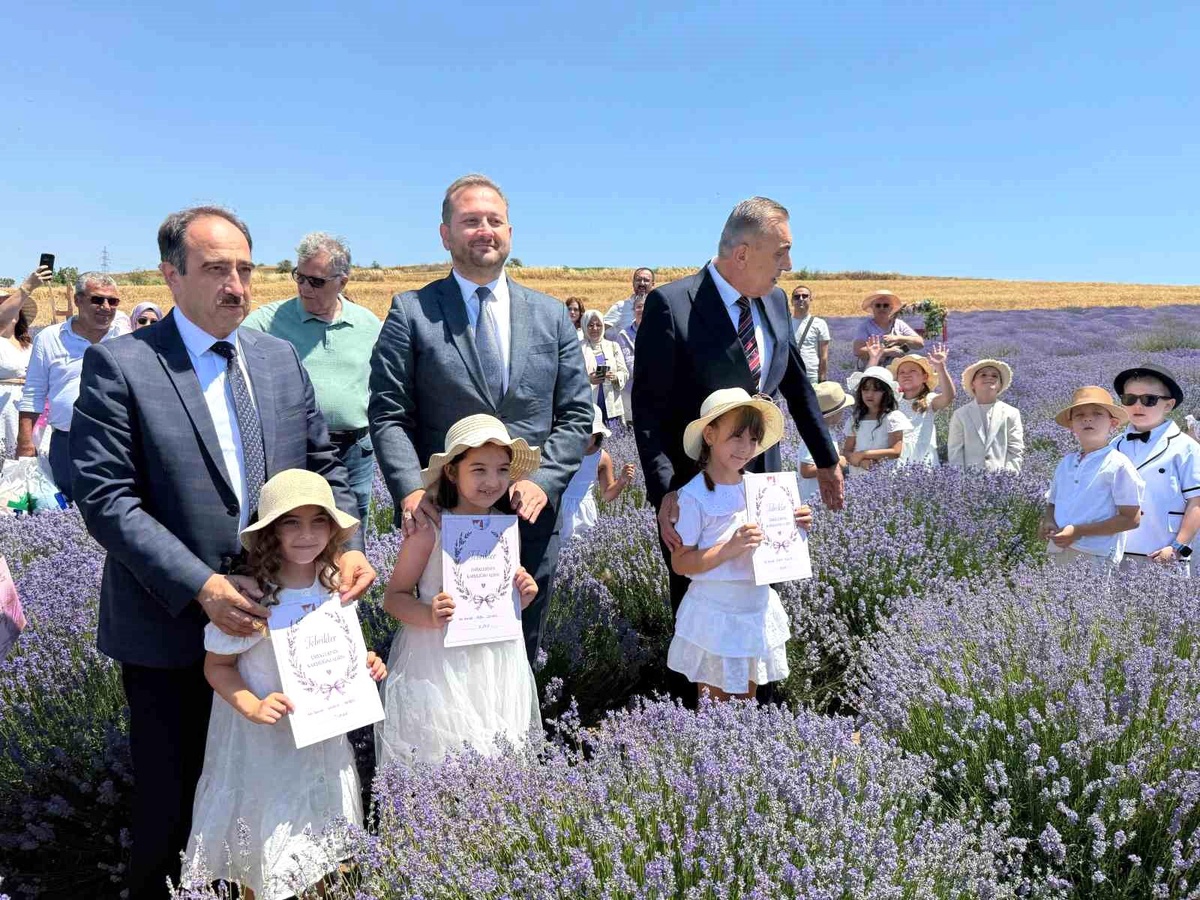 Öğrencilere lavanta tarlasında karne heyecanı